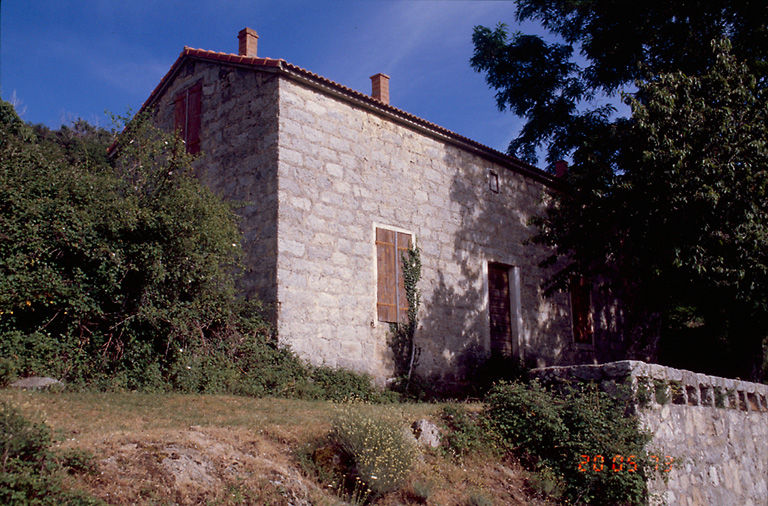 Vue d'ensemble de trois quarts.