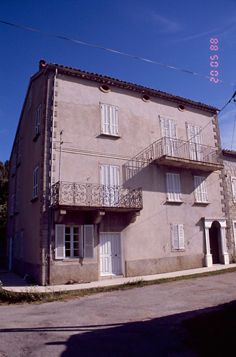 Vue d'ensemble de trois quarts.
