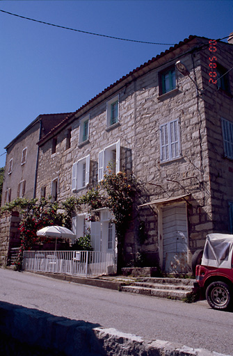 Vue d'ensemble de trois quarts.