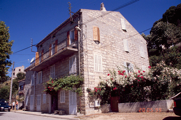 Vue d'ensemble de trois quarts.