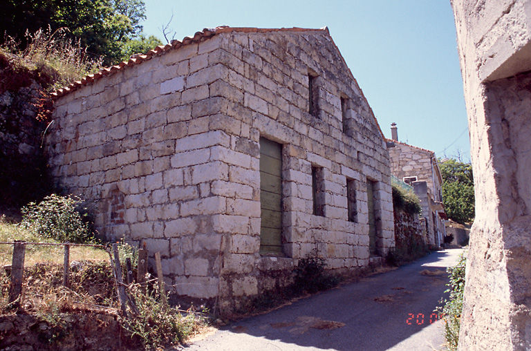 Vue d'ensemble de trois quarts.