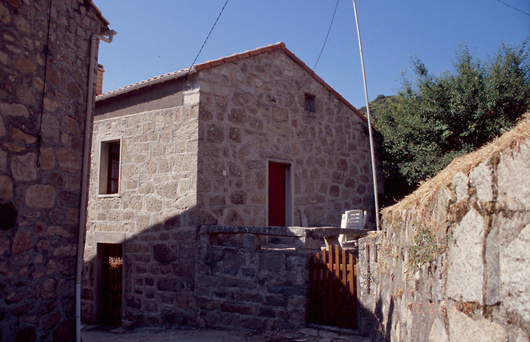 Vue d'ensemble de trois quarts gauche.