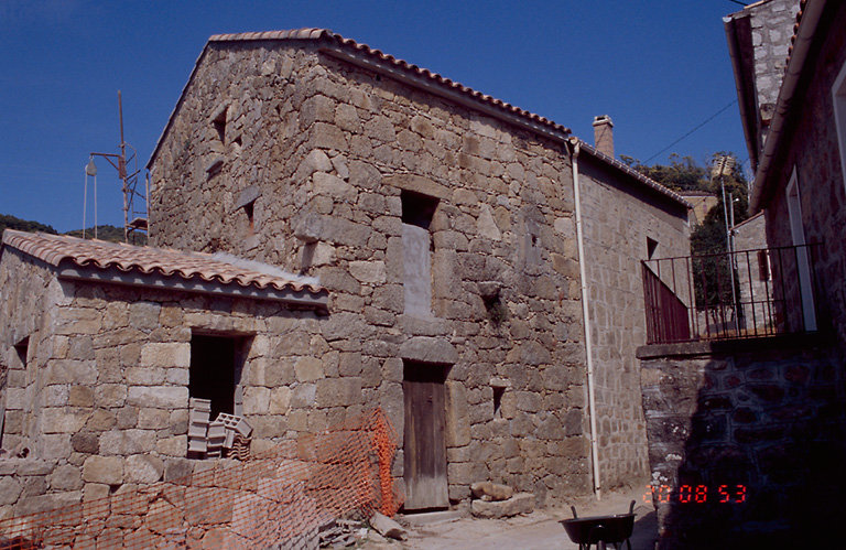 Vue d'ensemble de trois quarts.