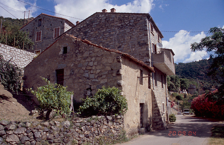 Vue d'ensemble de trois quarts.