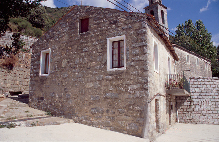 Vue d'ensemble de trois quarts.