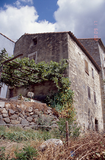 Vue d'ensemble de trois quarts.