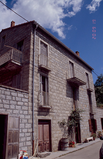 Vue d'ensemble de trois quarts.