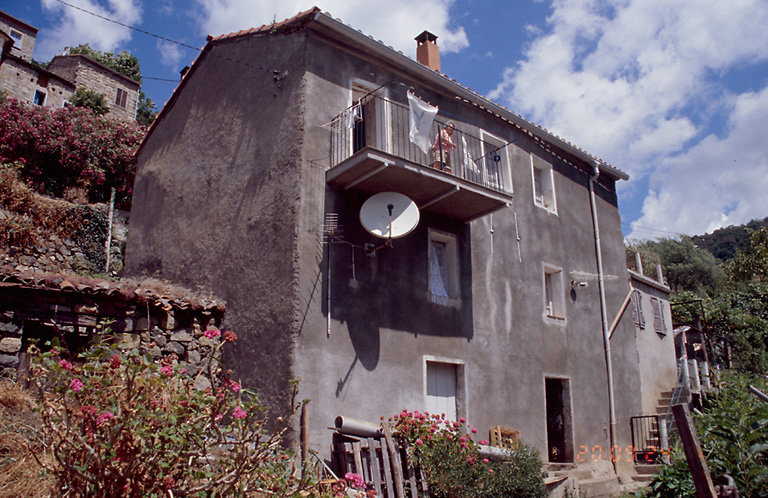 Vue d'ensemble de trois quarts.