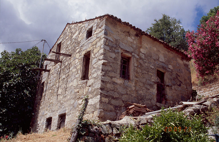 Vue d'ensemble de trois quarts.