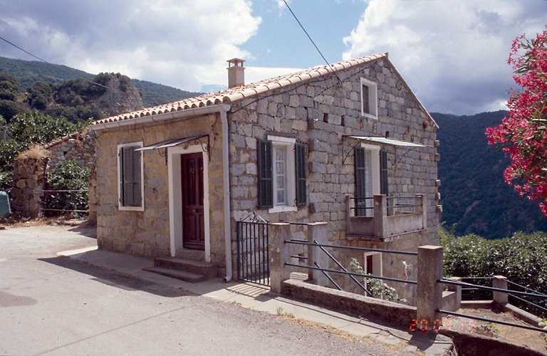 Vue d'ensemble de trois quarts.