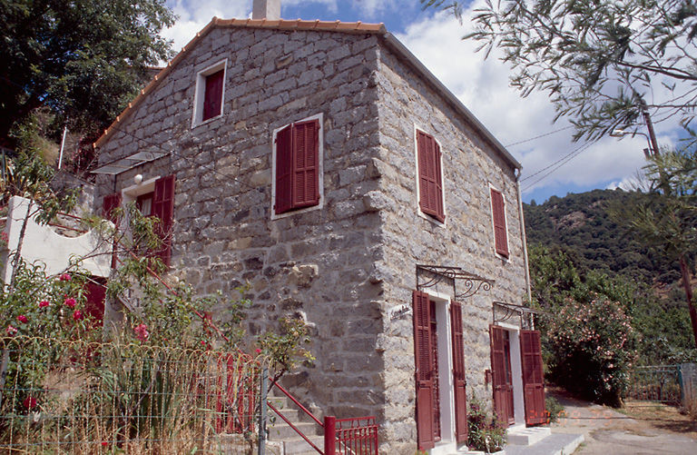 Vue d'ensemble de trois quarts.
