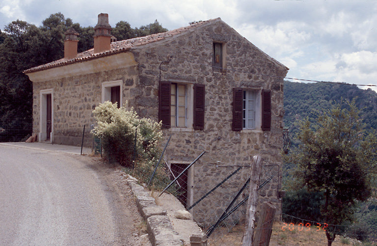 Vue d'ensemble de trois quarts.