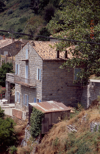 Vue d'ensemble de trois quarts.