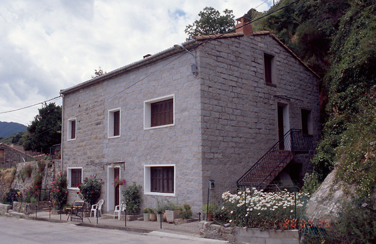 Vue d'ensemble de trois quarts.