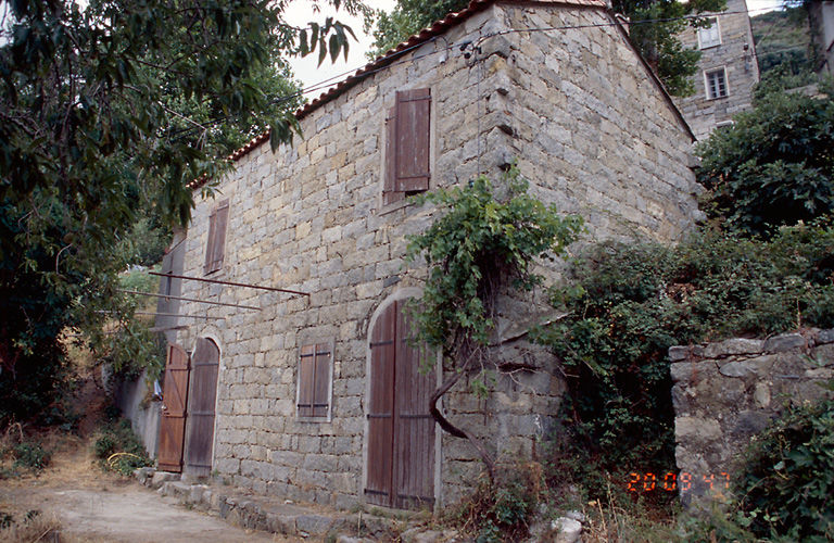 Vue d'ensemble de trois quarts.