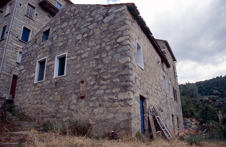 Vue d'ensemble de trois quarts.