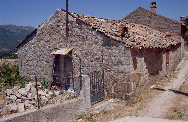 Vue d'ensemble de trois quarts.