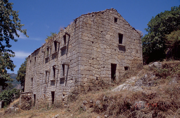 Vue d'ensemble de trois quarts droit.