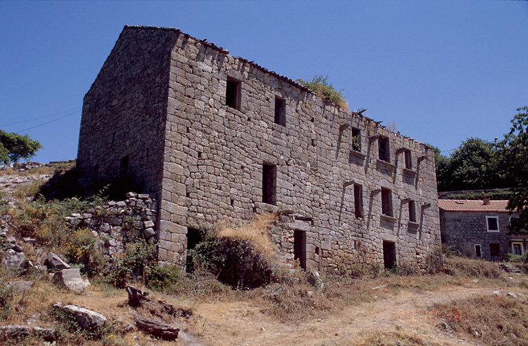 Vue d'ensemble de trois quarts gauche.