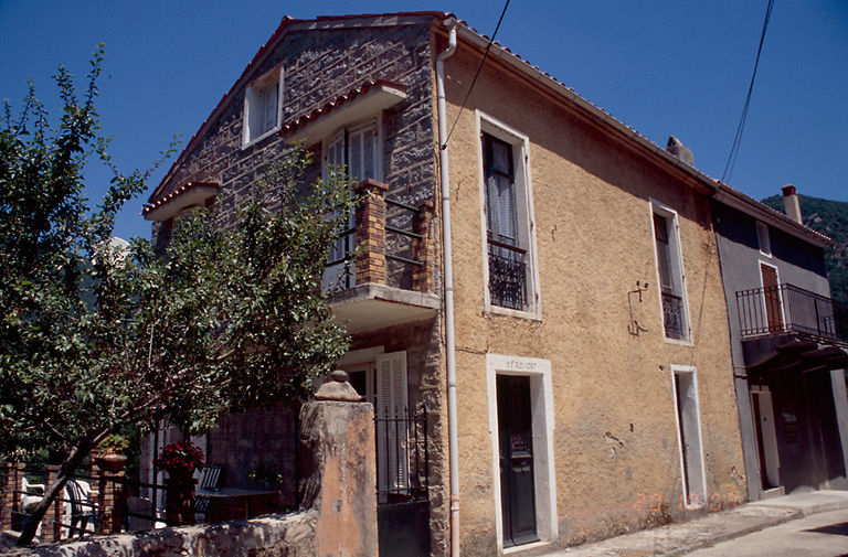 Vue d'ensemble de trois quarts.