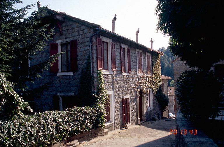 Inscription et date portée 1911.