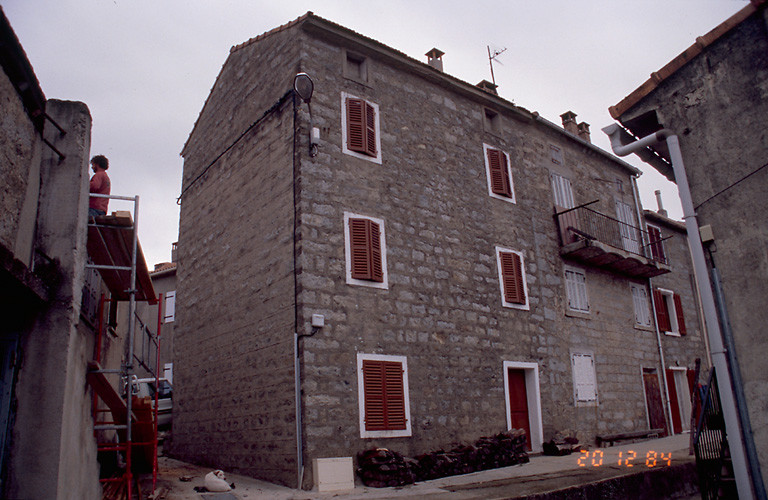 Vue d'ensemble de trois quarts.