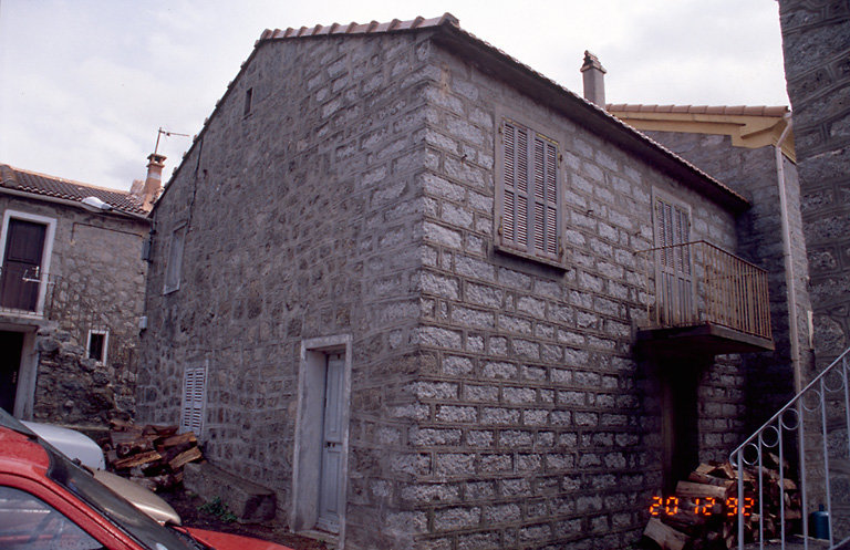 Vue d'ensemble de trois quarts.