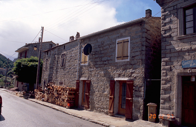 Vue d'ensemble de trois quarts.