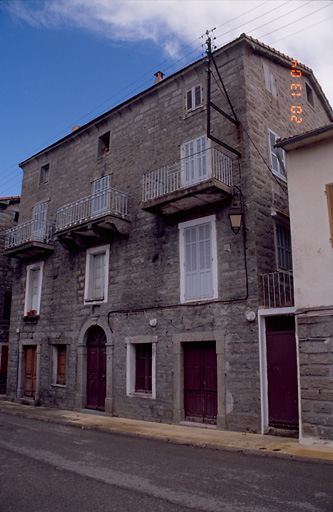 Vue d'ensemble de trois quarts.