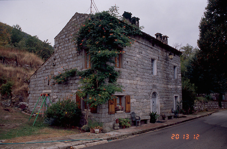 Vue d'ensemble de trois quarts.