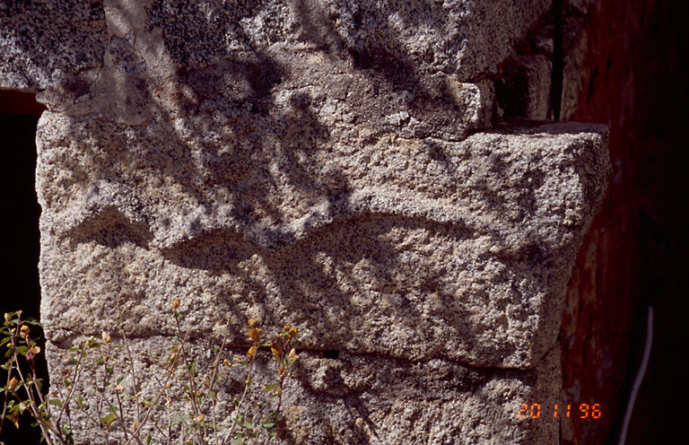 Détail : Serpent sculpté.