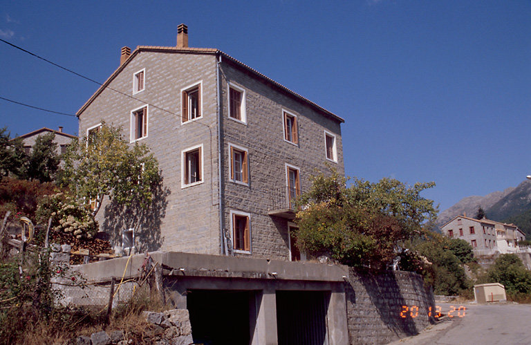 Vue d'ensemble de trois quarts gauche.