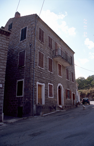 Vue d'ensemble de trois quarts.