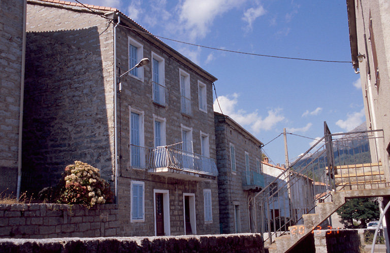 Vue d'ensemble de trois quarts.