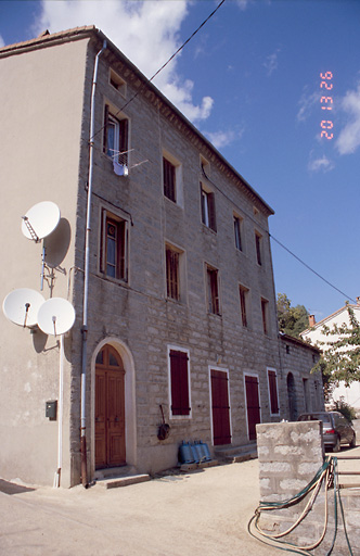 Vue d'ensemble de trois quarts.