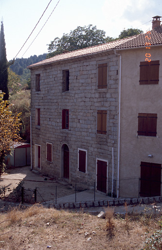 Vue d'ensemble de trois quarts.