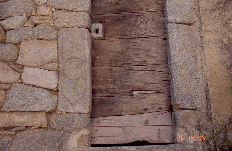 Linteau en remploi dans les piédroits de la porte.