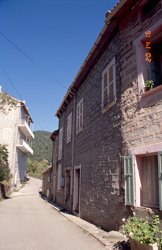 Vue d'ensemble de trois quarts.