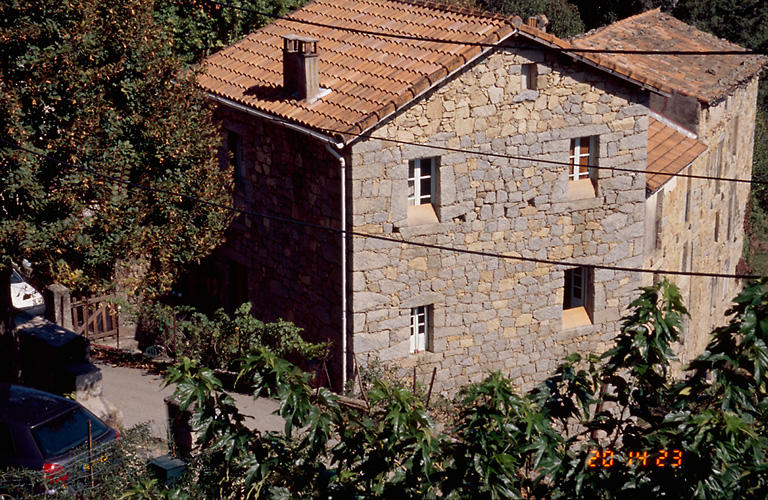 Vue d'ensemble de trois quarts.