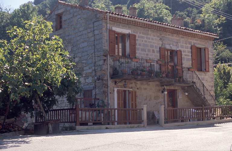 Vue d'ensemble de trois quarts.