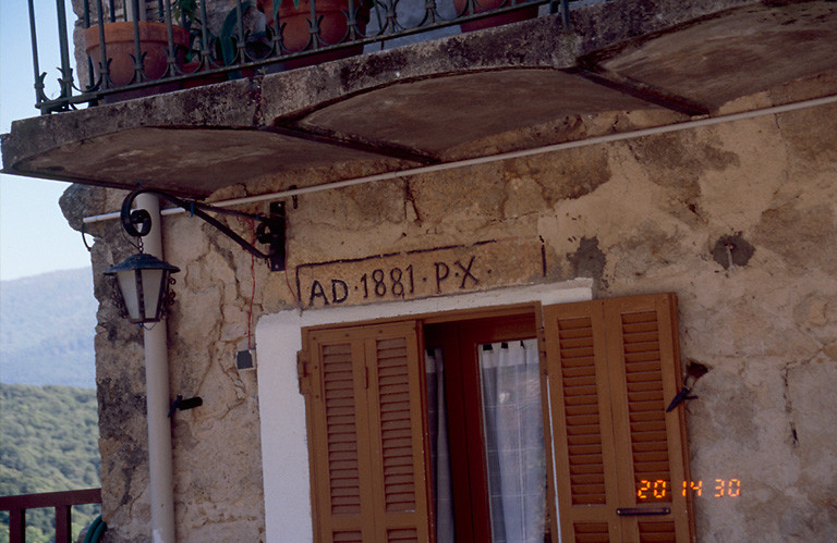 Inscription et date portée 1881.