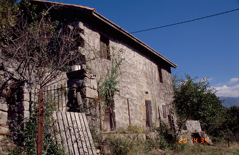 Vue d'ensemble de trois quarts.