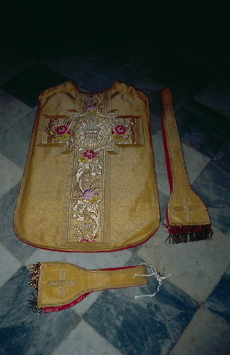 Chasuble, étole, manipule de l'ornement doré No 2