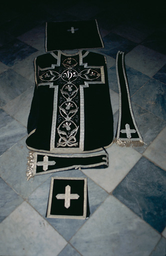 Bourse de corporal, voile de calice, chasuble, étole, manipule (ornement noir)