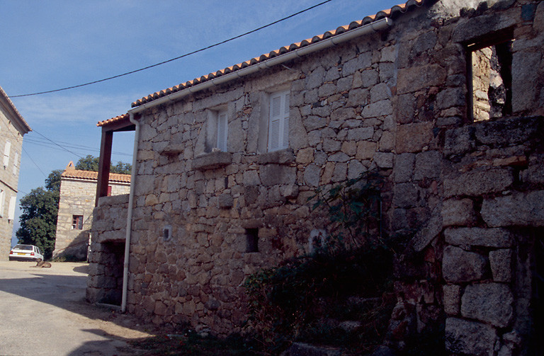 Vue d'ensemble de trois quarts.