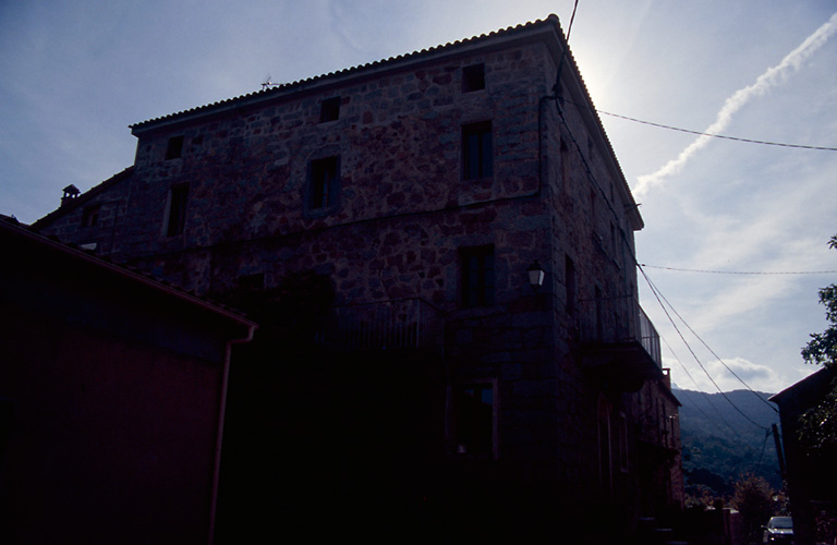 Vue d'ensemble de trois quarts.