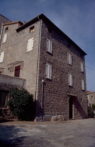 Vue d'ensemble de trois quarts.