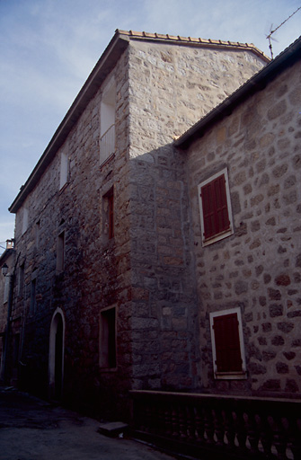 Vue d'ensemble de trois quarts.