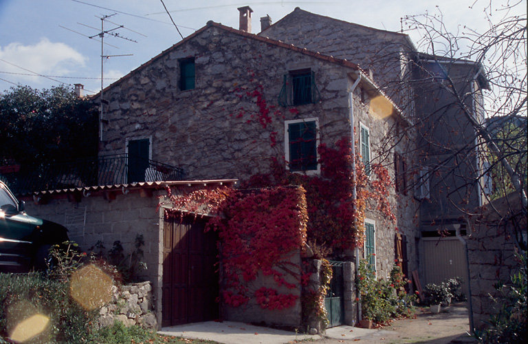 Vue d'ensemble de trois quarts.