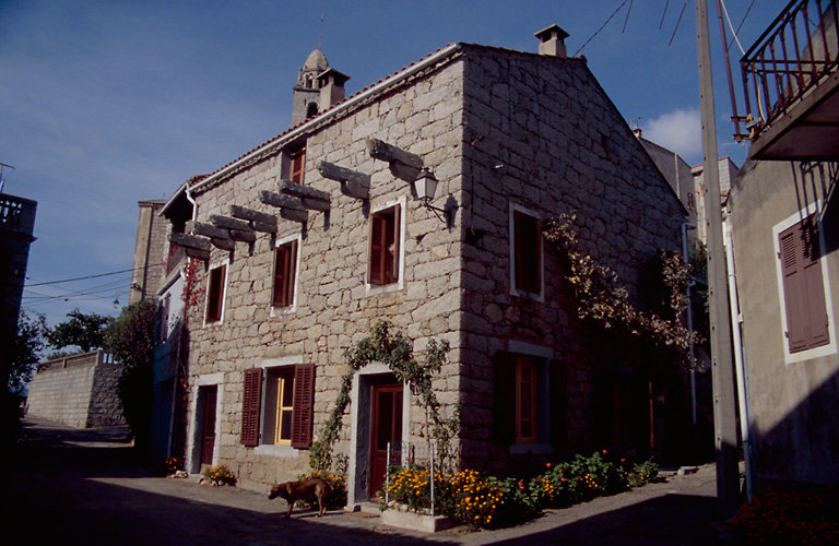 Vue d'ensemble de trois quarts.